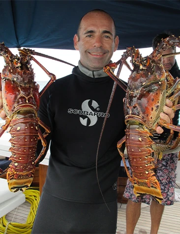 Mestre Belo, Man showing two giant lobster being caught